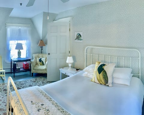 Signature Room, 1 Queen Bed, Harbor View, Sea Facing | Individually decorated, individually furnished, free WiFi, bed sheets