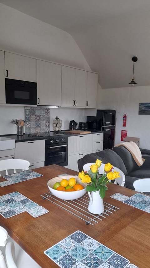 Cottage, 1 Bedroom | Private kitchen | Fridge, microwave, coffee/tea maker