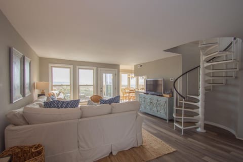 Condo, Multiple Beds, Kitchen, Ocean View | Living area | 40-inch TV with cable channels