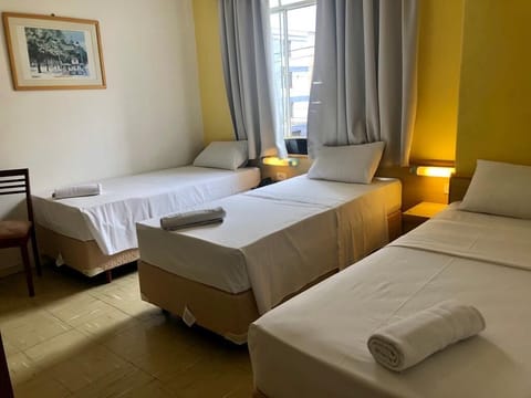 Economy Triple Room (Térreo) | Blackout drapes, free WiFi, bed sheets