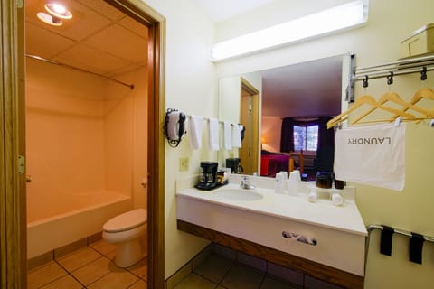 Honeymoon Suite, Jetted Tub | Bathroom | Free toiletries, hair dryer, towels