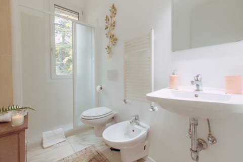 Royal Suite | Bathroom | Shower, rainfall showerhead, hair dryer, bidet