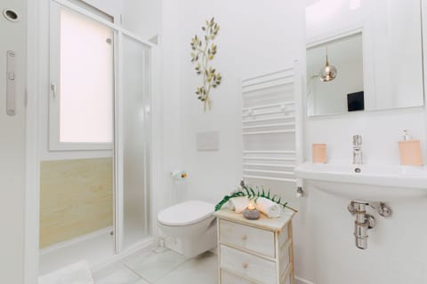 Junior Suite | Hypo-allergenic bedding, down comforters, minibar, desk