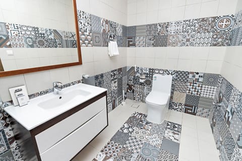 Villa | Bathroom | Shower, free toiletries, bidet, towels