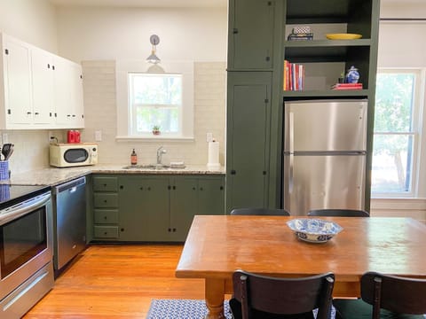 Full kitchen with dining for 4