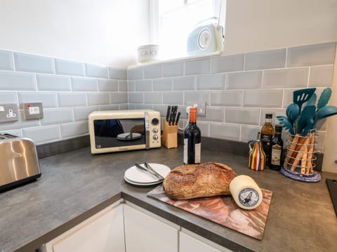 Cottage | Private kitchen | Fridge, dishwasher, electric kettle, toaster