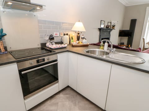 Cottage | Private kitchen | Fridge, dishwasher, electric kettle, toaster