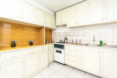 Premier Apartment | Private kitchen | Mini-fridge, microwave, cookware/dishes/utensils, spices