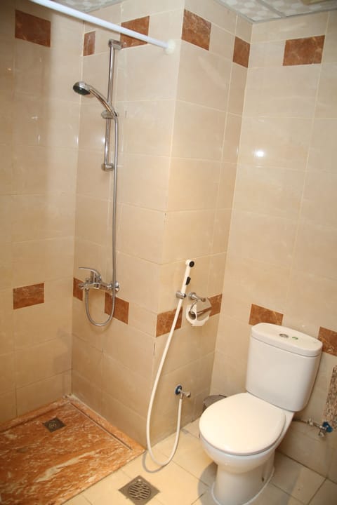 Shower, rainfall showerhead, free toiletries, hair dryer