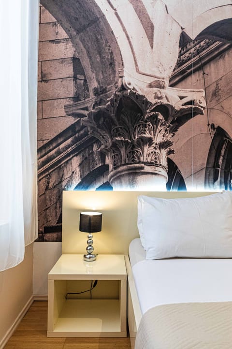 City Room | Hypo-allergenic bedding, in-room safe, desk, laptop workspace