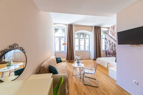 City Room | Hypo-allergenic bedding, in-room safe, desk, laptop workspace