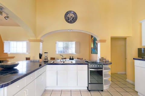 Panoramic House | Private kitchen | Fridge, microwave, oven, stovetop