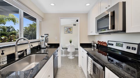 Full kitchen for all of your entertainment
(with a view)