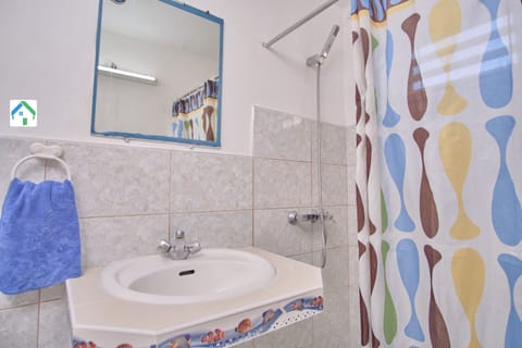 Basic Triple Room | Bathroom | Shower, towels