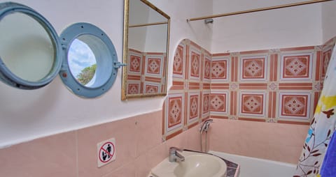 Traditional Double Room | Bathroom | Shower, towels