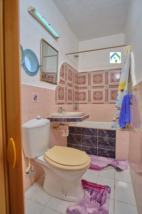 Traditional Double Room | Bathroom | Shower, towels