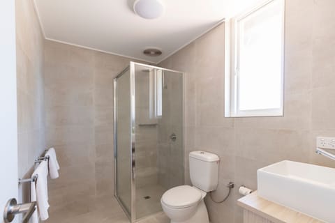 Studio Family Room | Bathroom | Shower, rainfall showerhead, free toiletries, hair dryer