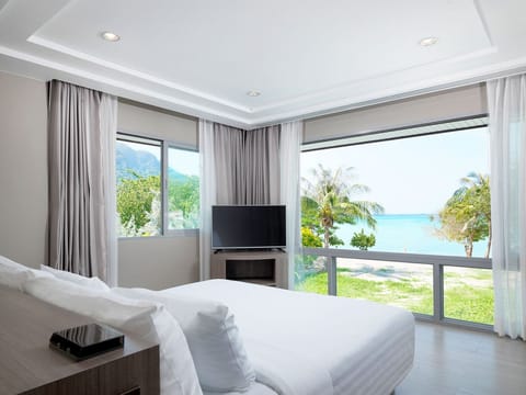 Villa, 1 Double Bed, Sea View | Minibar, in-room safe, desk, blackout drapes