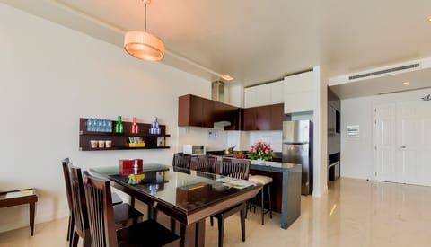 Family Apartment, 3 Bedrooms | Private kitchen | Fridge