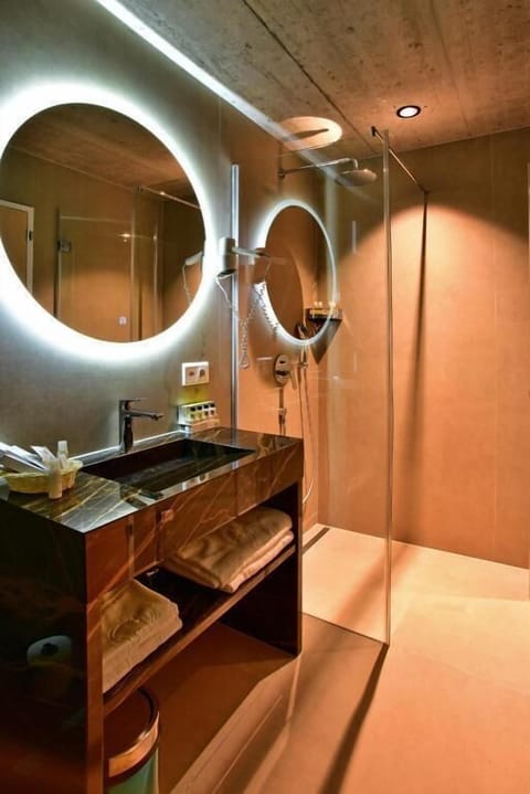 Shower, rainfall showerhead, free toiletries, hair dryer