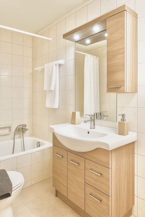 Panoramic Double or Twin Room, 1 Bedroom, Non Smoking, Mountain View | Bathroom | Bathtub, hair dryer, bathrobes, slippers