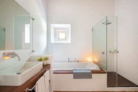 Junior Suite Monte da Peceguina | Bathroom | Free toiletries, bathrobes, slippers, towels