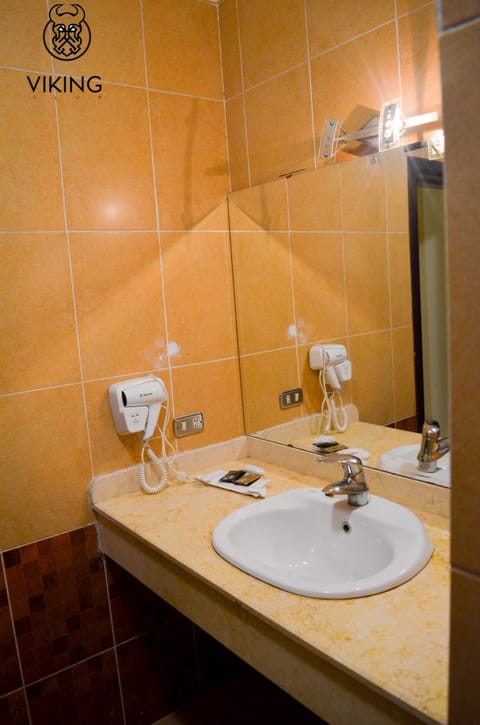 Basic Double or Twin Room | Bathroom | Rainfall showerhead, free toiletries, hair dryer, towels