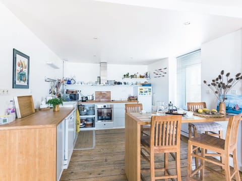 Table, Furniture, Houseplant, Cabinetry, Azure, Chair, Countertop, Wood, Floor, Shelving