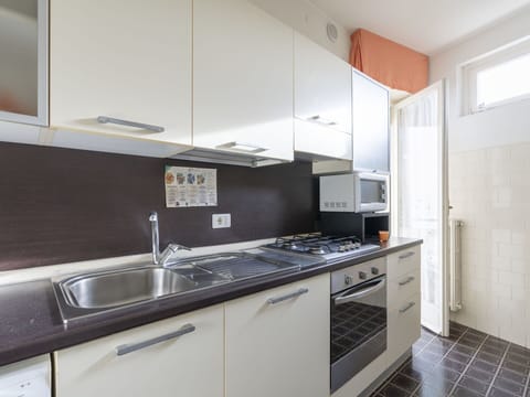 Cabinetry, Kitchen Sink, Countertop, Sink, Tap, Kitchen Stove, Kitchen, Building, Wood, Interior Design