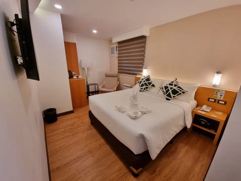 Deluxe Premier | In-room safe, free WiFi, bed sheets