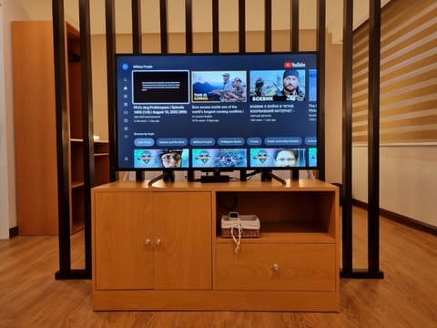 Premier Suite Room | Television