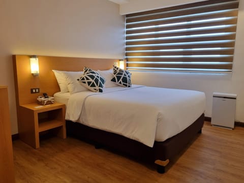 Deluxe Queen Room | In-room safe, free WiFi, bed sheets