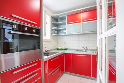 Panoramic Apartment | Private kitchen | Fridge, oven, coffee/tea maker, electric kettle