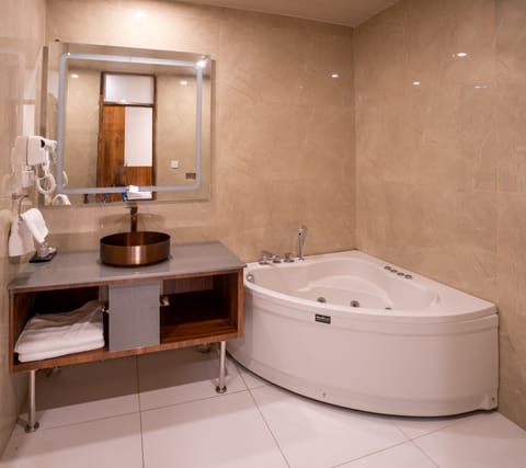 Elite Double Room | Bathroom | Jetted tub, towels