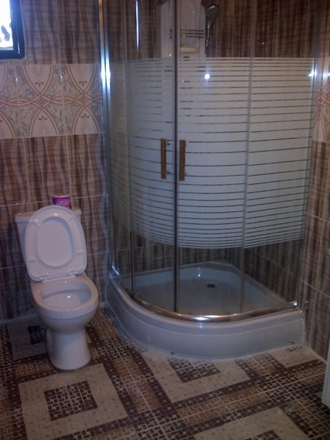 Combined shower/tub, free toiletries, towels