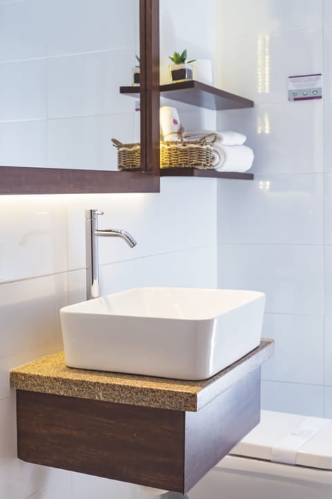 Standard Twin Room | Bathroom | Free toiletries, towels
