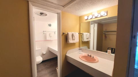 Deluxe Room | Bathroom | Combined shower/tub, hair dryer, towels, soap