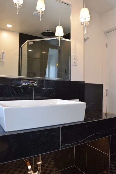 Suite Junior, 1 King Bed | Bathroom | Designer toiletries, hair dryer, towels, soap