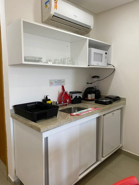 Studio | Private kitchen | Mini-fridge, microwave, griddle, cookware/dishes/utensils