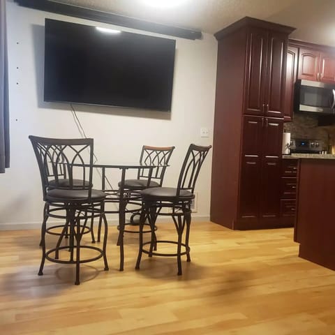 Sit down for a meal together and chat while smelling the aroma from the kitchen.