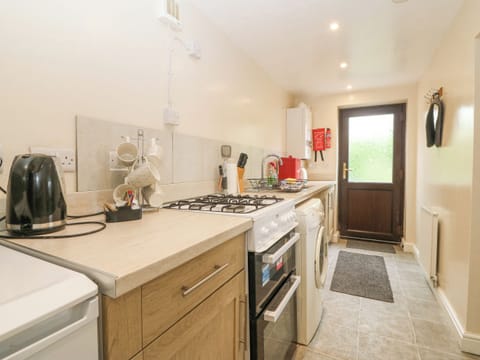 Cottage | Private kitchen | Fridge, toaster, cookware/dishes/utensils