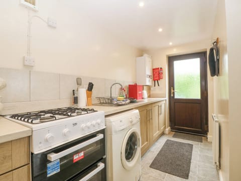 Cottage | Private kitchen | Fridge, toaster, cookware/dishes/utensils