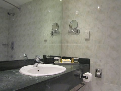 Combined shower/tub, free toiletries, hair dryer, towels