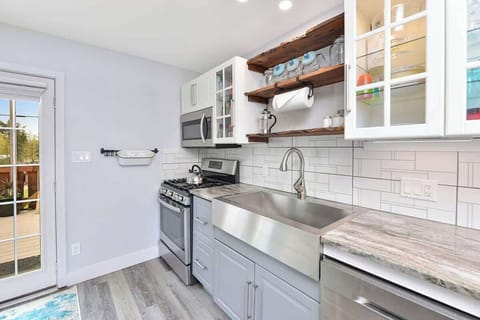 Fully equipped modern kitchen.