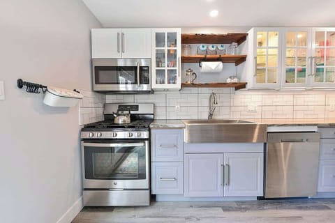 Fully equipped modern kitchen.