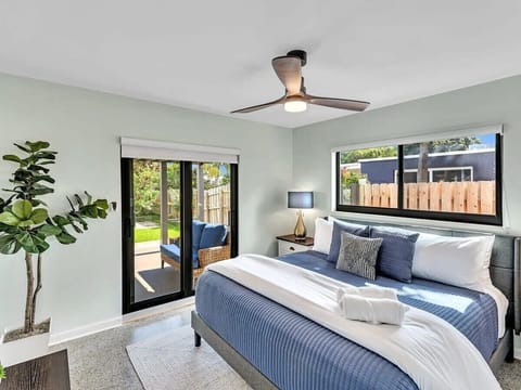 King Bed w/firm & soft pillows