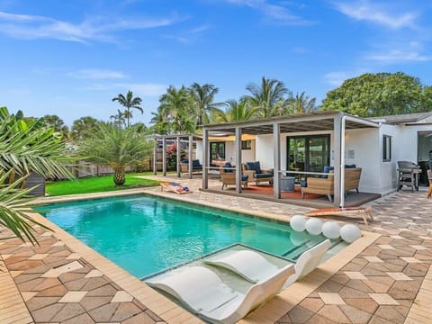 Fully furnished, private backyard