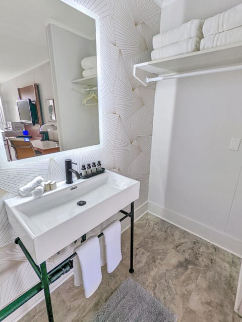 Premium Room | Bathroom | Combined shower/tub, free toiletries, hair dryer, towels