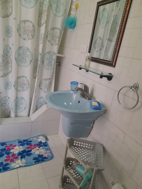 Comfort Room | Bathroom | Combined shower/tub, towels