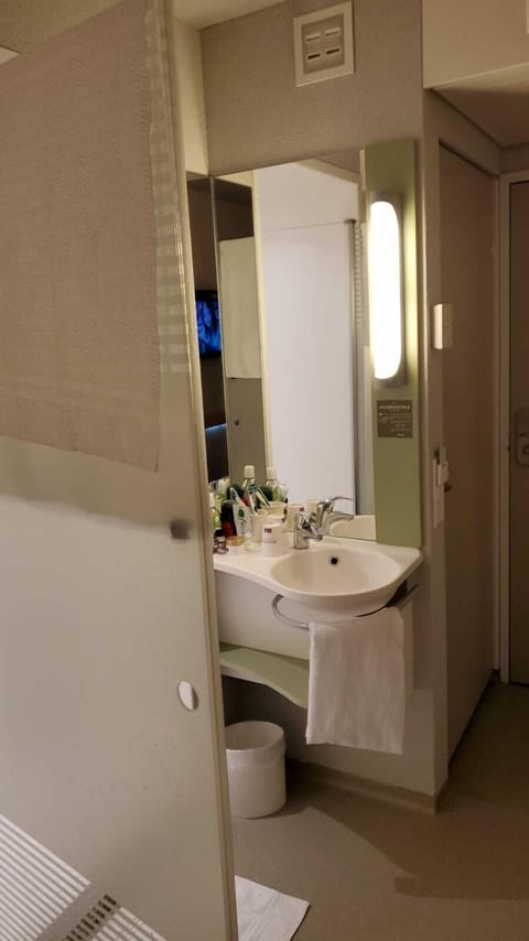 Deluxe Room | Bathroom | Combined shower/tub, towels